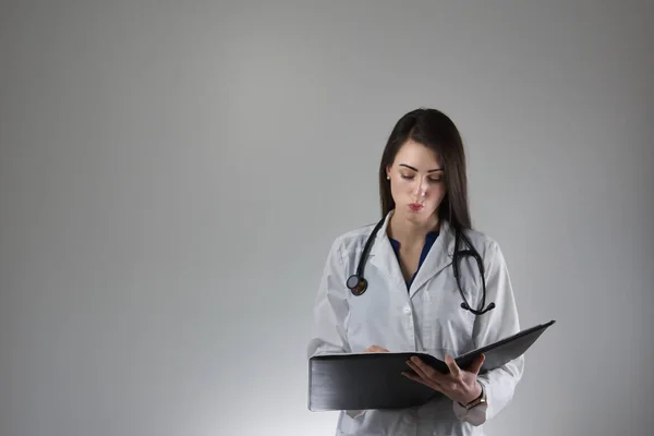 Profesional Salud Femenina Tomando Nota Cargo Paciente Aislada Sobre Fondo — Foto de Stock