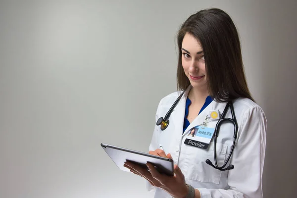 Enfermera Practicante Haciendo Notas Tableta Para Gráfica Del Paciente Trabajadora — Foto de Stock