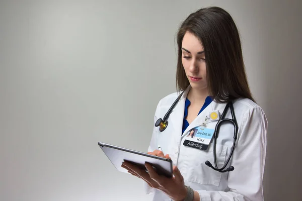 Una Trabajadora Salud Que Usa Tecnología Para Cuidar Pacientes Mujer — Foto de Stock