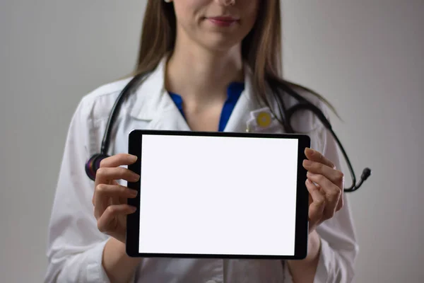 Médico Femenino Sosteniendo Tableta Con Espacio Para Texto Abrigo Blanco — Foto de Stock