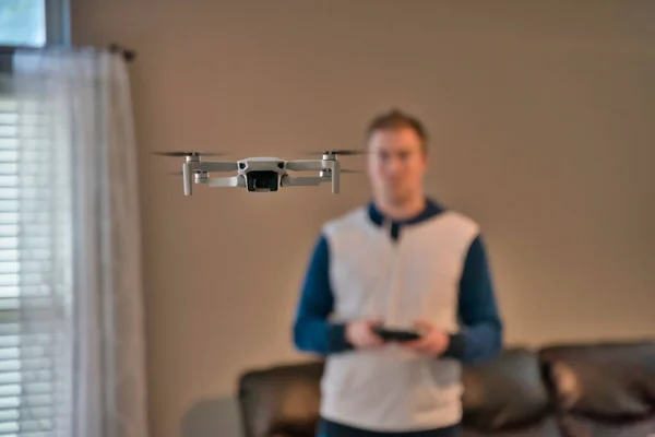 Drone Flying Indoors Pilot Visible Background Amateur Drone Flight User — Stock Photo, Image