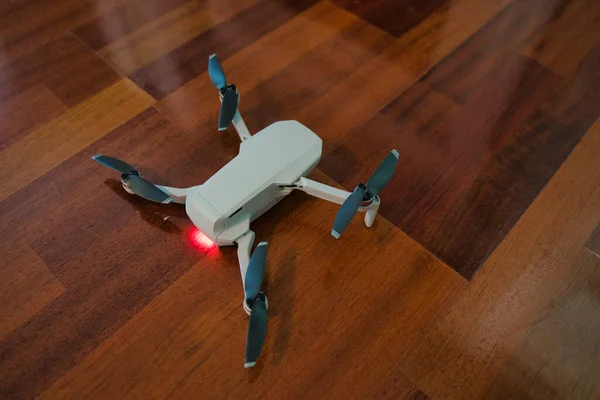 Drone Sitting Wooden Floor Light Indicating Dead Battery Indoor Drone — Stock Photo, Image