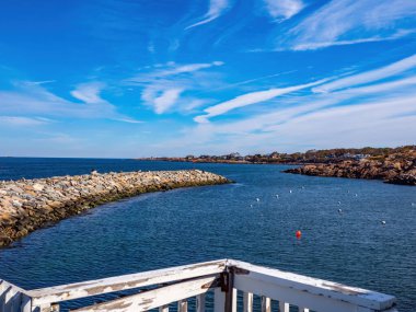 Körfez ve okyanus manzarası Rockport 'ta mavi gökyüzü