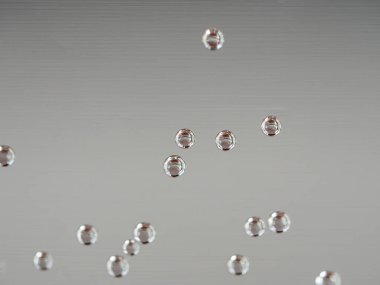 Su camındaki hava kabarcıkları yakın plan sarı turuncu ve kırmızı arka plan