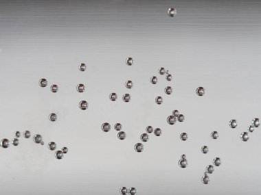 Su camındaki hava kabarcıkları yakın plan sarı turuncu ve kırmızı arka plan