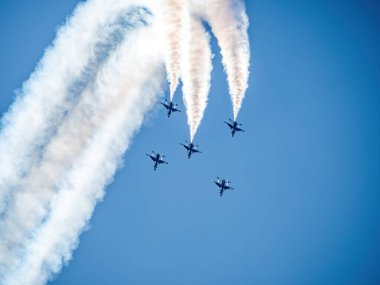 Savaş uçakları hava gösterisinde formasyon halinde uçuyor.