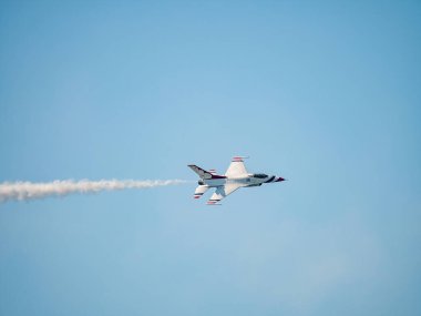 Savaş uçağı hava gösterisinde uçuyor.