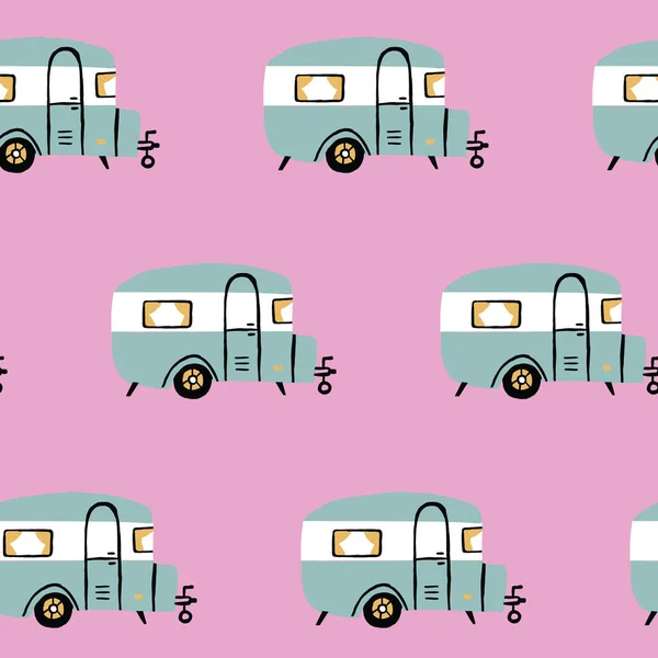 Kusursuz bir retro-kampçı. Pembe arka planı olan klasik, pürüzsüz bir karavan.