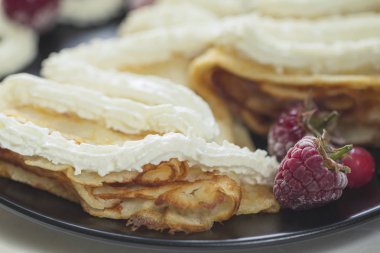 Çilek ve süzme peynir ile Pancakes