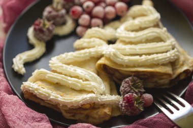 Çilek ve süzme peynir ile Pancakes