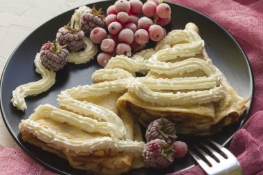 Çilek ve süzme peynir ile Pancakes