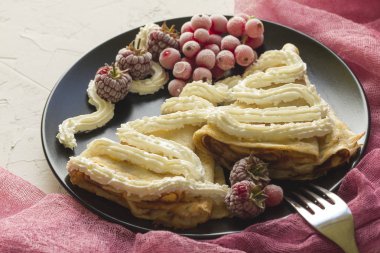 Çilek ve süzme peynir ile Pancakes