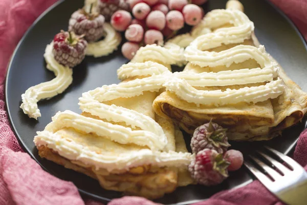 Çilek ve süzme peynir ile Pancakes