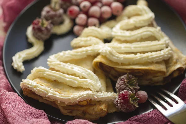 Çilek ve süzme peynir ile Pancakes