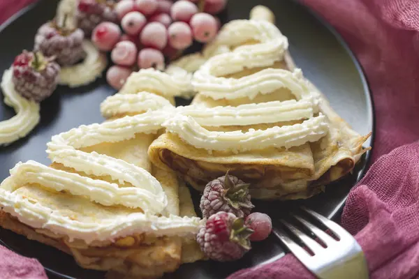 Frittelle con bacche e ricotta — Foto Stock