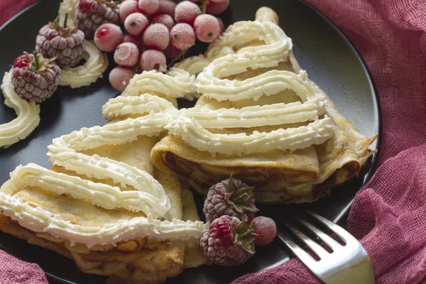 Frittelle con bacche e ricotta — Foto Stock