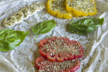 Mozzarella ve fesleğenli domates