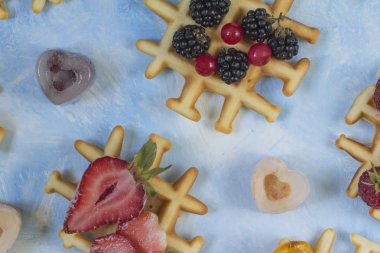 Çilek ile dekore edilmiş waffle Üstten Görünüm