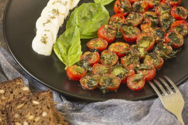  Kiraz domates mozzarella ve fesleğen ile