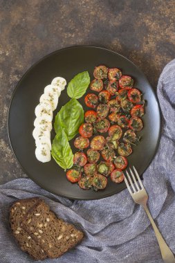 Kiraz domates mozzarella ve fesleğen ile