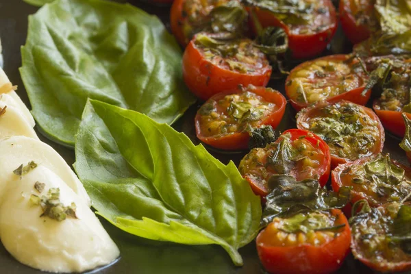 Kiraz domates mozzarella ve fesleğen ile