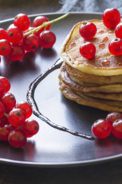 Çilek ve Frenk üzümü dalları ile dekore edilmiş krep