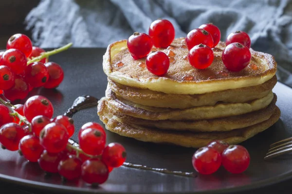 Pfannkuchen mit Beeren und Zweigen von roten Johannisbeeren dekoriert — Stockfoto