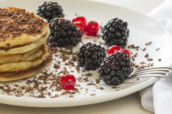 Crêpes saupoudrées de pépites de chocolat aux groseilles rouges et aux mûres — Photo