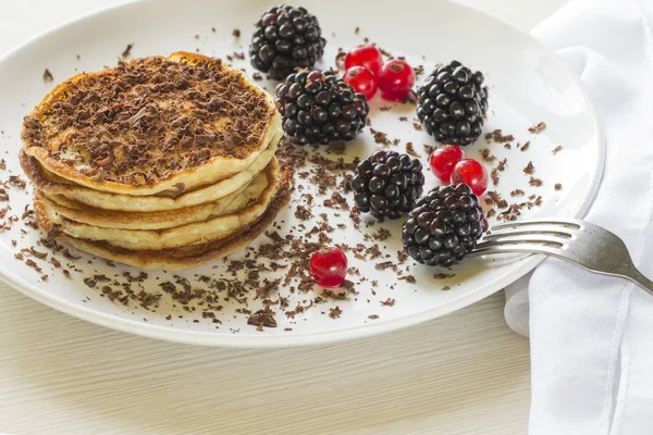 Crêpes saupoudrées de pépites de chocolat aux groseilles rouges et aux mûres — Photo