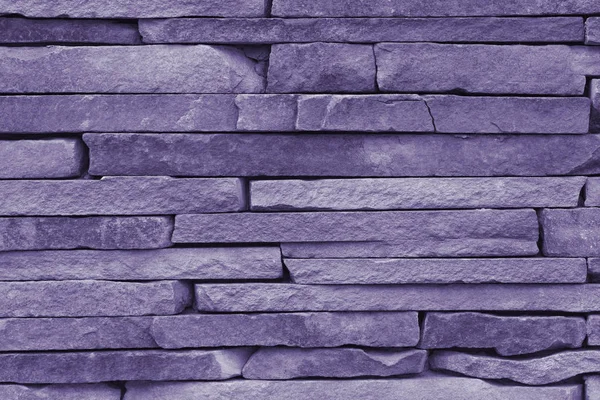 Horizontale Steinwand aus Naturstein (ultraviolett)) — Stockfoto