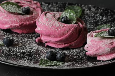 Pembe ev yapımı zephyr veya marshmallow, beze bir tabak içinde 