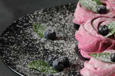 Pembe ev yapımı zephyr veya marshmallow, beze bir tabak içinde 