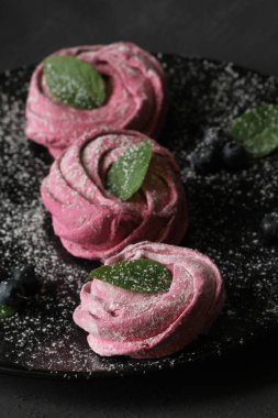 Pembe ev yapımı zephyr veya marshmallow, beze bir tabak içinde 