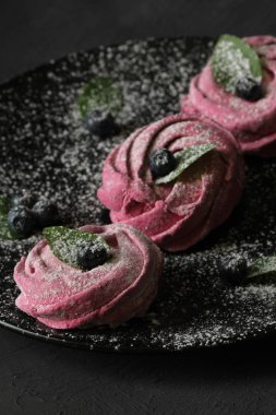 Pembe ev yapımı zephyr veya marshmallow, beze bir tabak içinde 