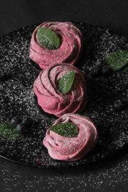 Pembe ev yapımı zephyr veya marshmallow, beze bir tabak içinde