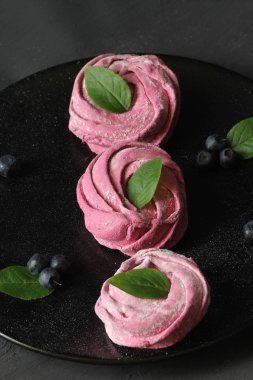 Pembe ev yapımı zephyr veya marshmallow, beze bir tabak içinde 