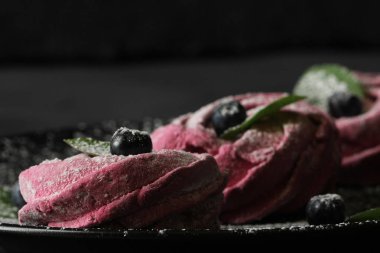 Pembe ev yapımı zephyr veya marshmallow, beze bir tabak içinde