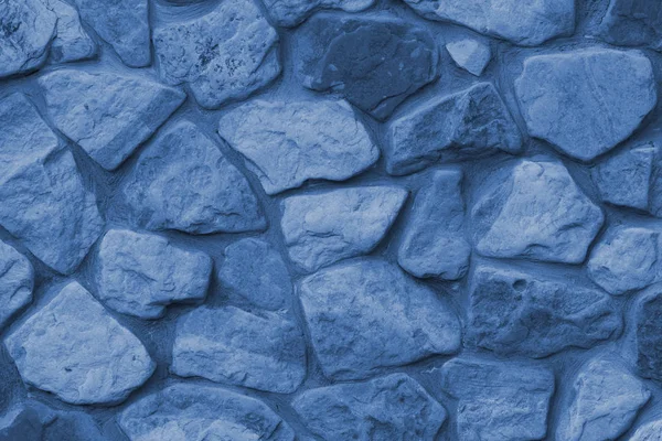 Horizontale Steinmauer eines Naturfelsens. Tonisierung in Pantonefarbe — Stockfoto