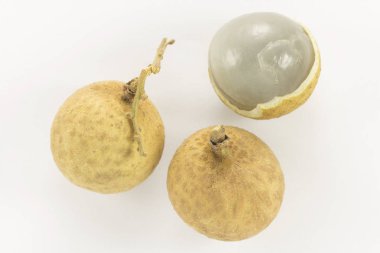 meyve longan. Beyaz arka plan üzerinde taze longan