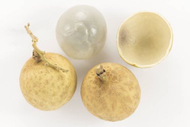 meyve longan. Beyaz arka plan üzerinde taze longan