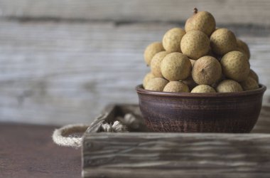 Bir tepsi üzerinde seramik bir kasede Longan