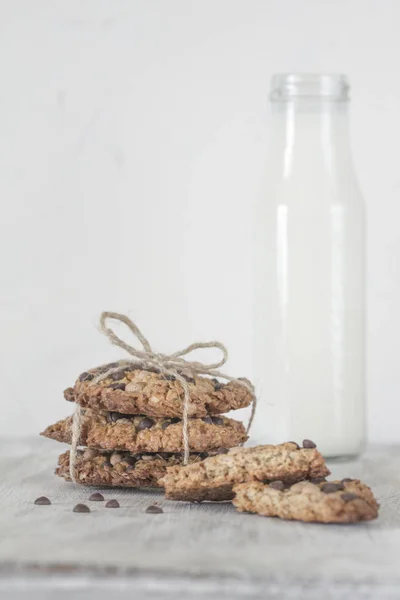 Vista de galletas de avena caseras recién horneadas con leche —  Fotos de Stock