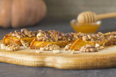 Bal ve walnu dilimleri ile pişmiş kabak otantik görünümü