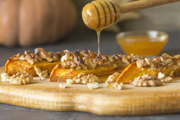 Bal ve walnu dilimleri ile pişmiş kabak otantik görünümü