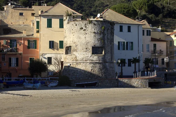 Laigueglia Italia Febrero 2017 Playa Laigueglia Con Casas Antiguas Riviera —  Fotos de Stock