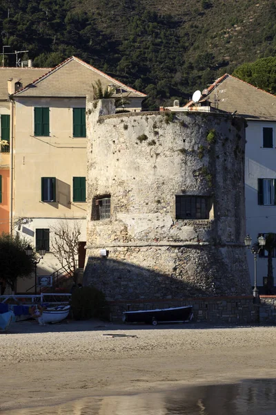 Laigueglia Italia Febbraio 2017 Spiaggia Laigueglia Con Vecchie Case Riviera — Foto Stock