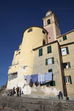 Camogli (Ge), İtalya - 01 Haziran 2017: Camogli balıkçı köyündeki eski evler, Cennet Körfezi, Portofino Ulusal Parkı, Cenova, Liguria, İtalya
