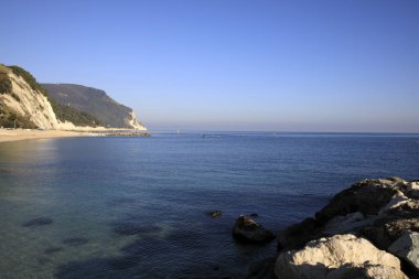 Numana (An), İtalya - 1 Ocak 2019: Numana Sahili, Riviera del Conero, Adriyatik Denizi, Numana, Ancona, Marche, İtalya 