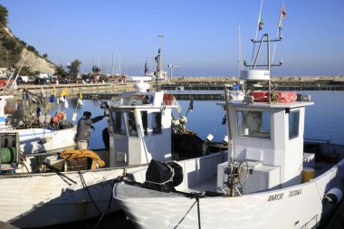 Numana (An), İtalya - 1 Ocak 2019: Numana limanında balıkçı tekneleri, Riviera del Conero, Adriyatik Denizi, Numana, Ancona, Marche, İtalya 
