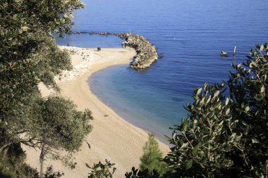 Sirolo (An), İtalya - 1 Ocak 2019: Urbani plajı, Riviera del Conero, Adriyatik Denizi, Sirolo, Ancona, Marche, İtalya 